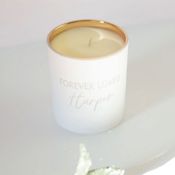 Personalized Memorial Candle – Honor Cherished Memories A close-up of the Forever Loved Custom Engraved Candle’s elegant engraving, embodying sentimental remembrance and refined floral notes.